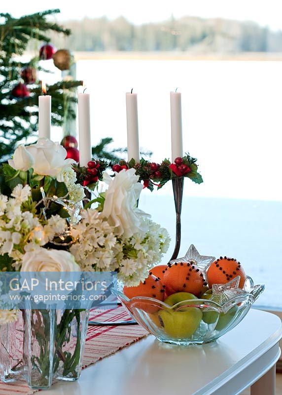 Fleurs et bougies sur table à manger