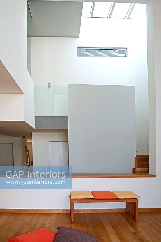La maison moderne de 300 m² à Athènes, avec trois niveaux différents, répond aux besoins de la famille en leur offrant une vie confortable.