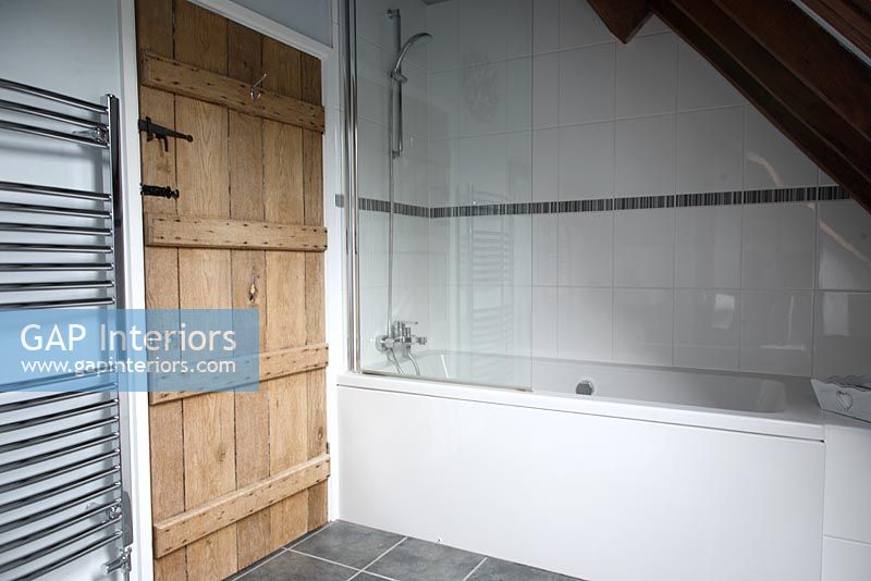 Vieille porte en bois dans la salle de bain moderne