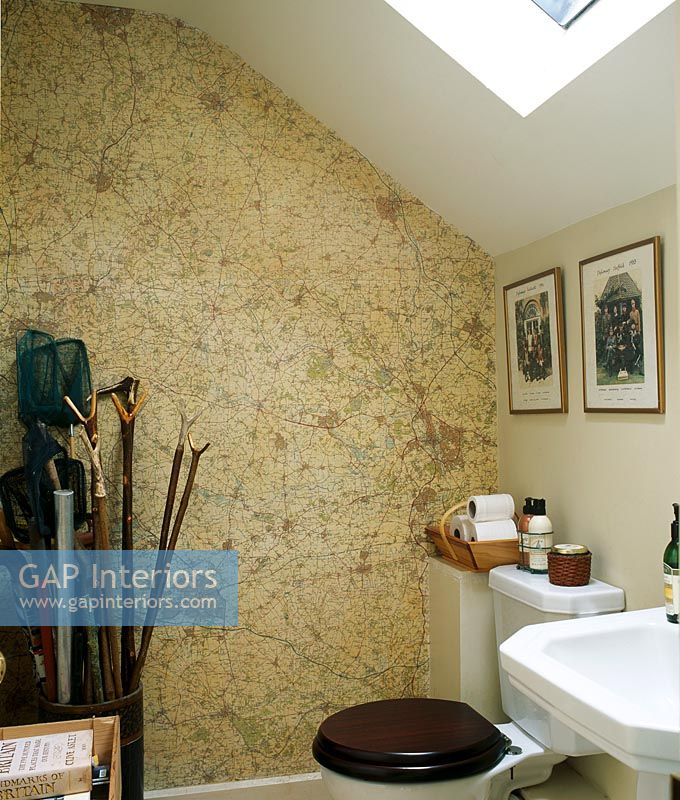 Salle de bain classique avec papier peint carte