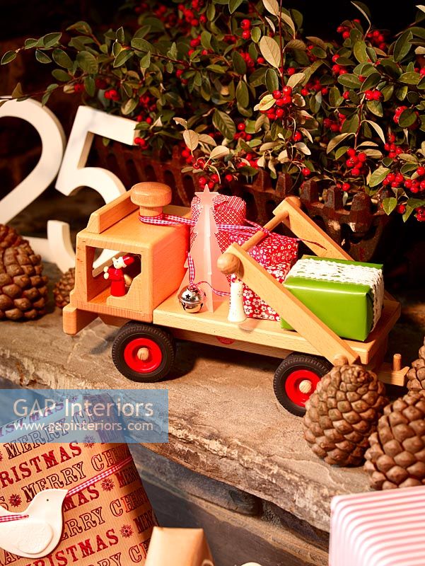Camion jouet et cadeaux de Noël emballés