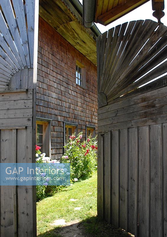 Porte en bois à la maison de campagne