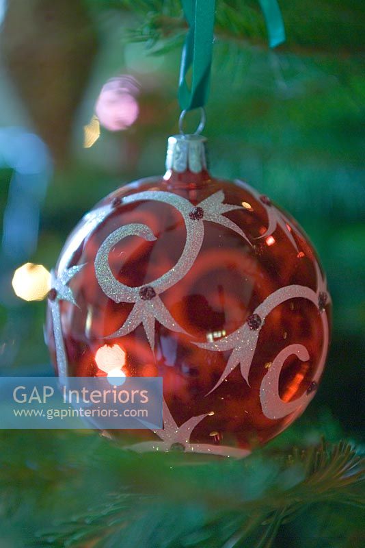 Boule décorative rouge sur l'arbre de Noël