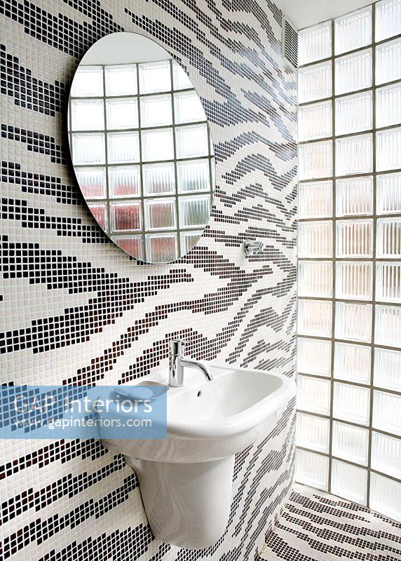 Salle de bain moderne avec des murs carrelés à motifs