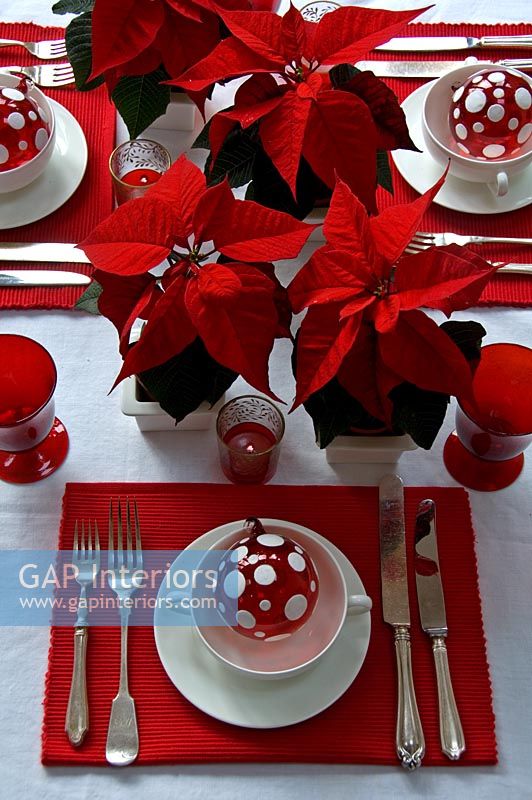 Détail de la table à manger de Noël rouge et blanc