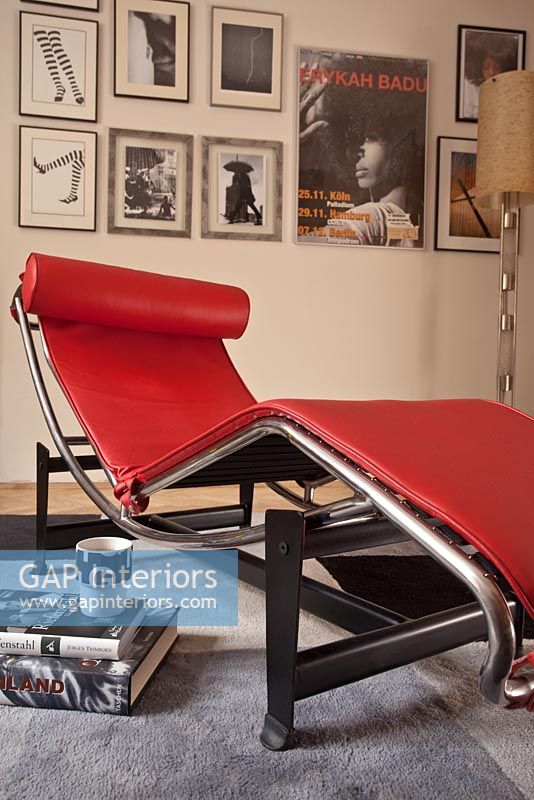 Chaise longue en cuir dans le salon moderne