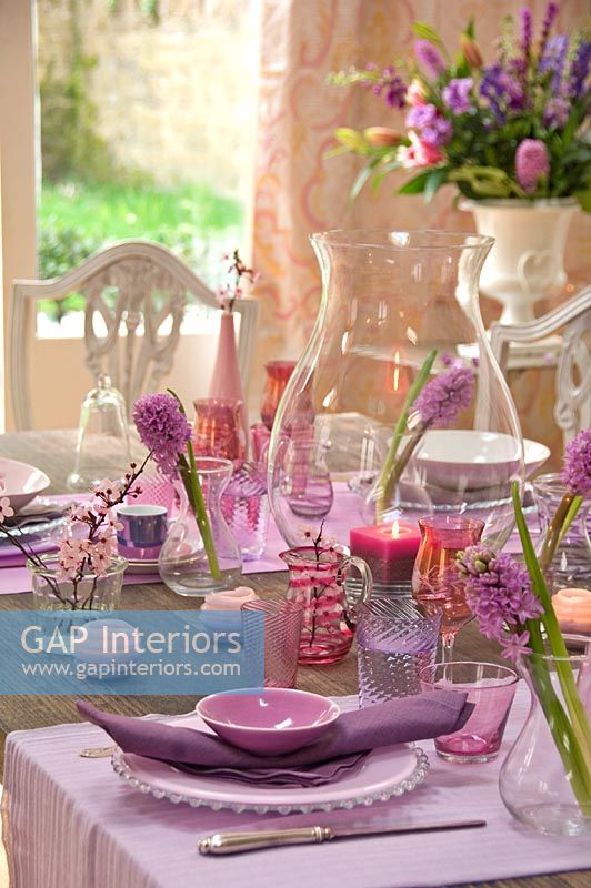 Table à manger avec accessoires lilas