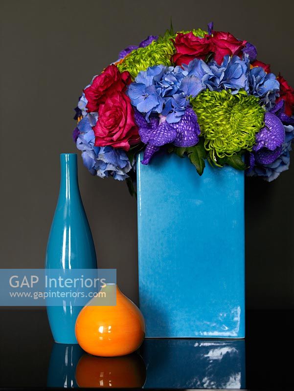 Vase bleu et détail de l'arrangement floral