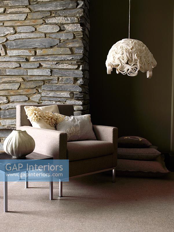 Salon moderne avec mur en pierre apparente