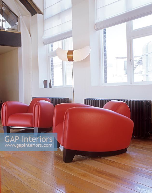 Salon moderne avec des chaises en cuir rouge