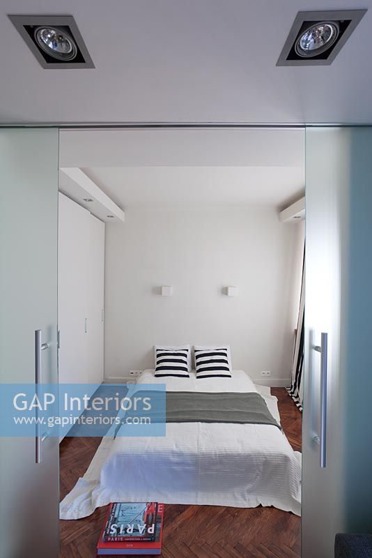 Chambre moderne avec portes coulissantes en verre