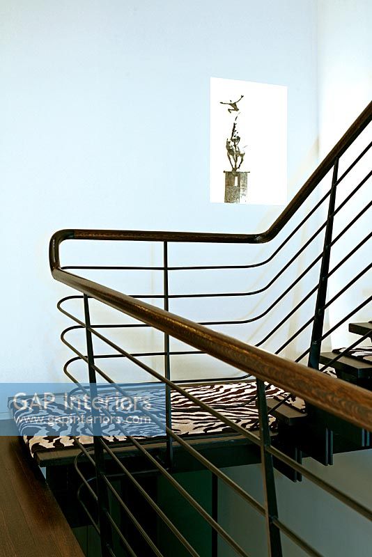 Escalier moderne avec tapis imprimé animal