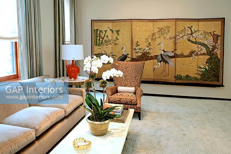 Salon moderne avec tapisserie décorative