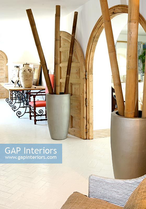 Couloir moderne avec d'immenses vases en bambou