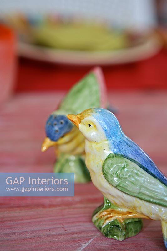 Ornements d'oiseaux en céramique colorée, détail