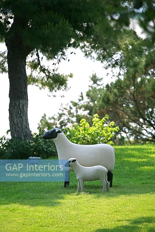 Moutons modernes et sculptures de lampes dans le jardin