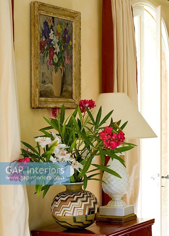 Vase à motifs de fleurs sur table d'appoint