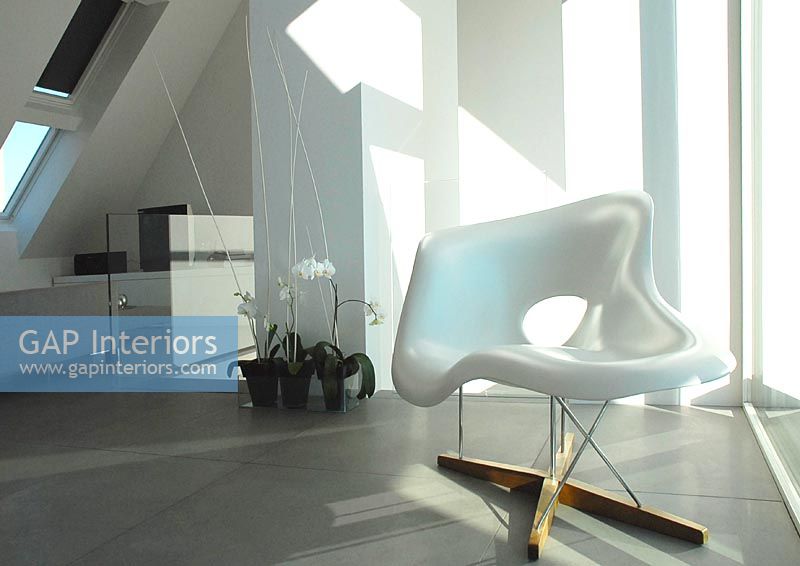Chaise Eames dans le salon minimal moderne