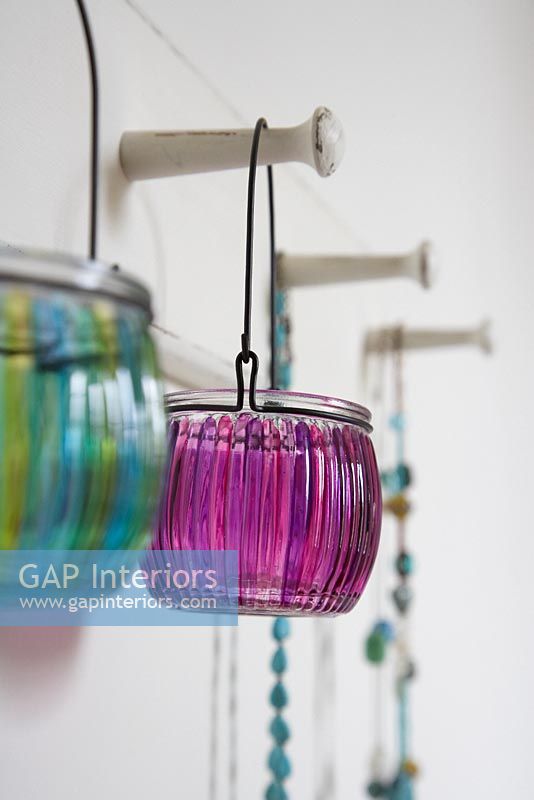 Lanternes en verre colorées sur patères