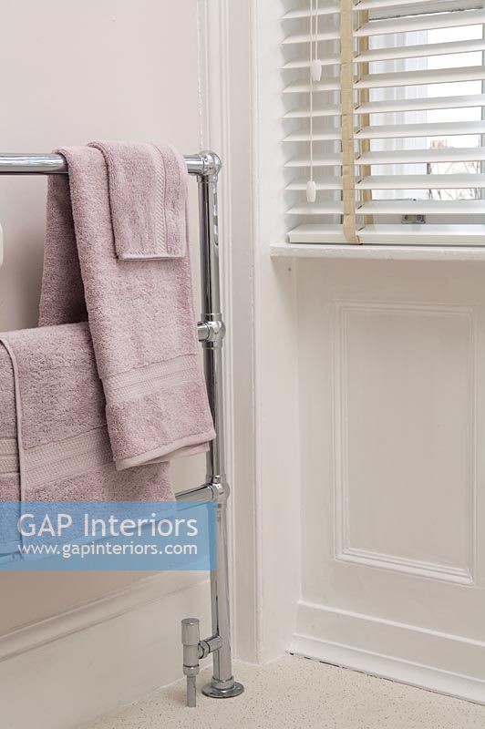 Radiateur sèche-serviettes dans la salle de bain moderne
