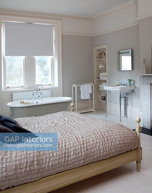 Chambre moderne avec baignoire et lavabo