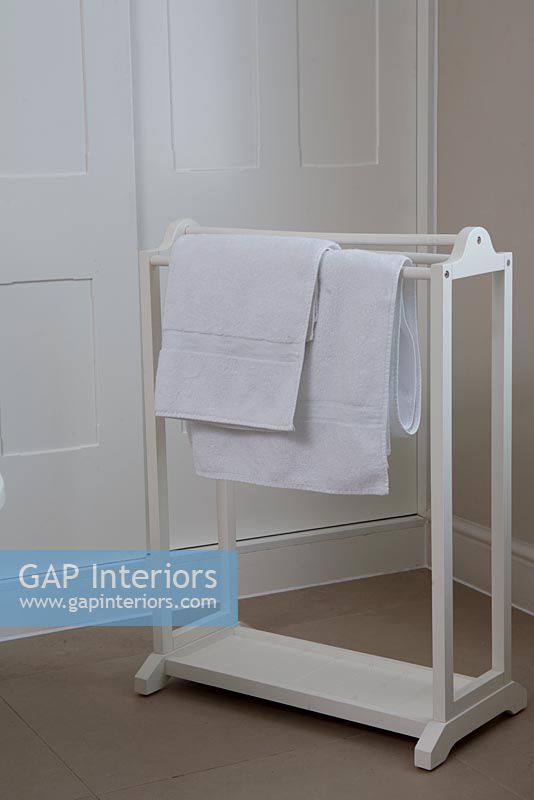 Porte-serviettes moderne dans la salle de bain