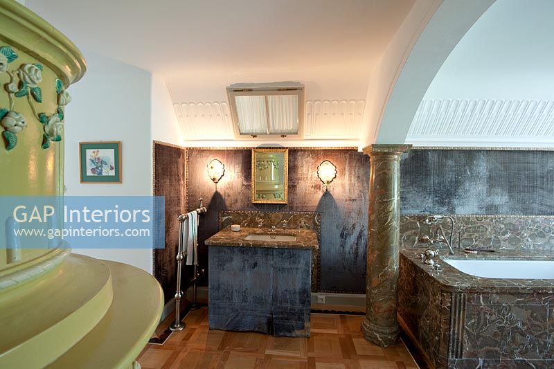 Salle de bain classique avec poêle en céramique