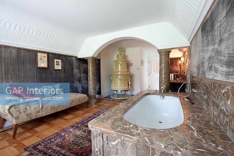 Grande salle de bain avec poêle en céramique