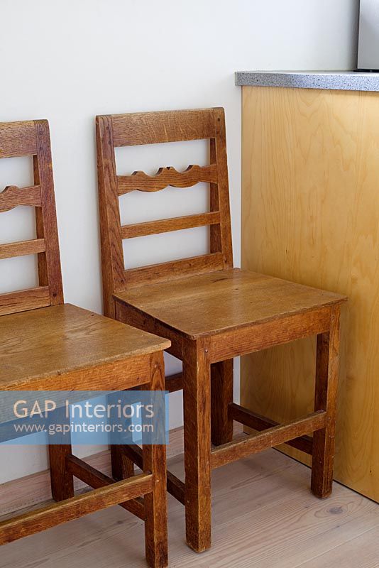 Deux chaises de salle à manger traditionnelles, détail