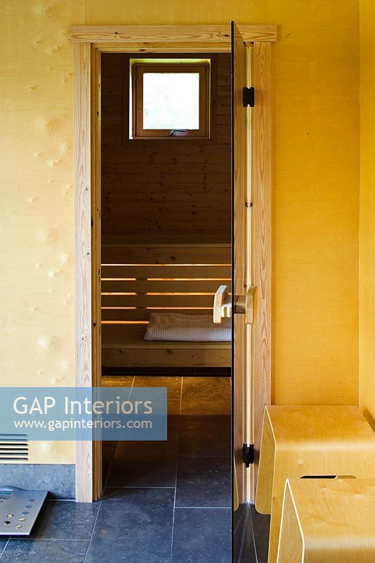 Salle de sauna moderne dans la salle de bain