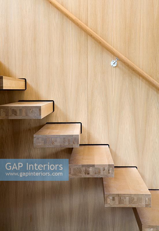 Escalier en bois moderne, détail