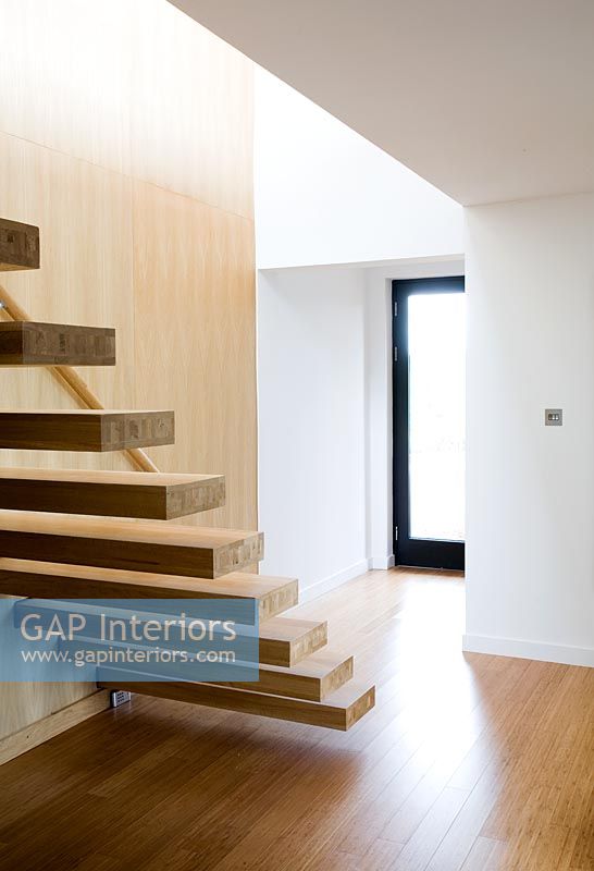 Couloir moderne et escalier en bois