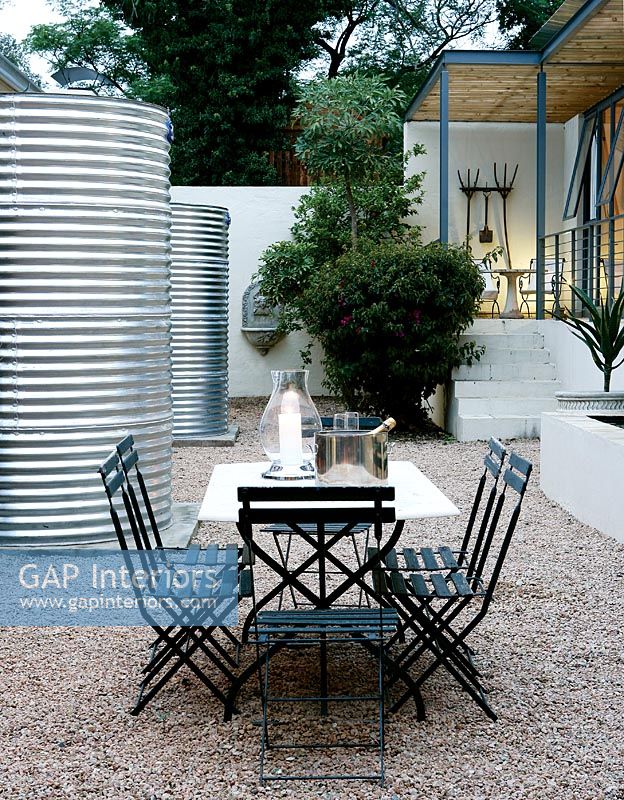 Table et chaises sur terrasse moderne