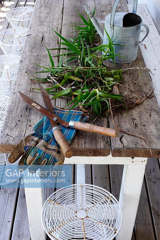 Outils de jardinage et gants sur table country