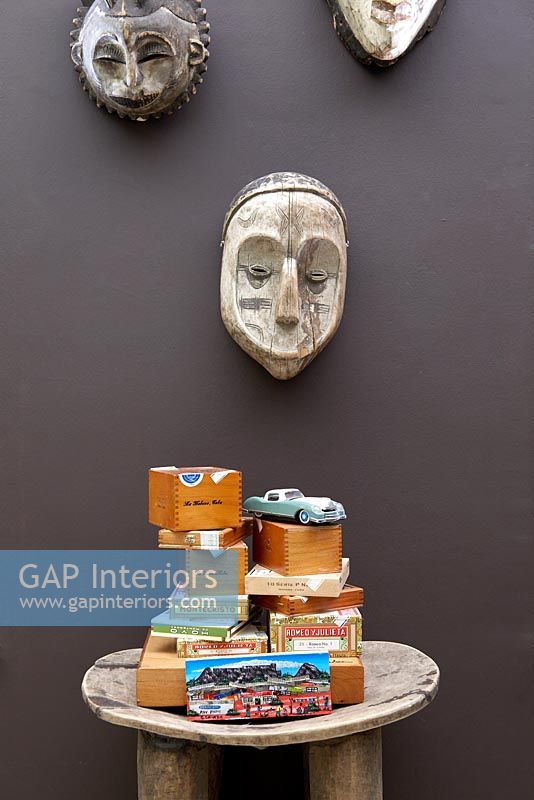 Masques en bois sculpté et affichage sur table