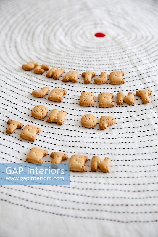 Mots écrits en biscuits alphabet
