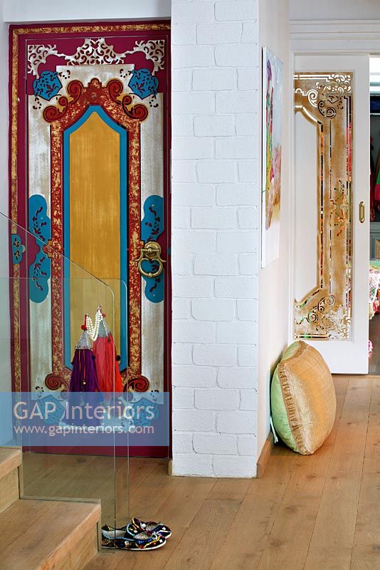 Porte décorative peinte de couleurs vives