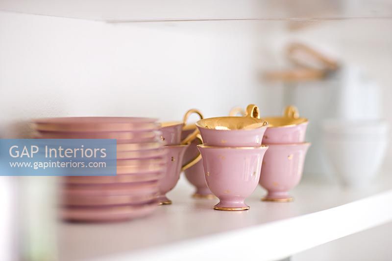 Vaisselle rose et or sur étagère, détail