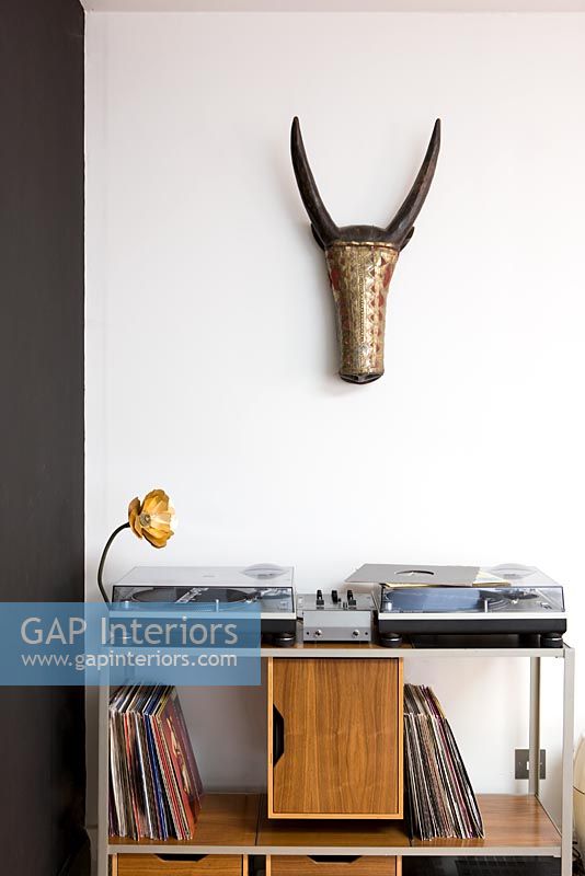 Terrasses et stockage des enregistrements sous une tête d'antilope murale