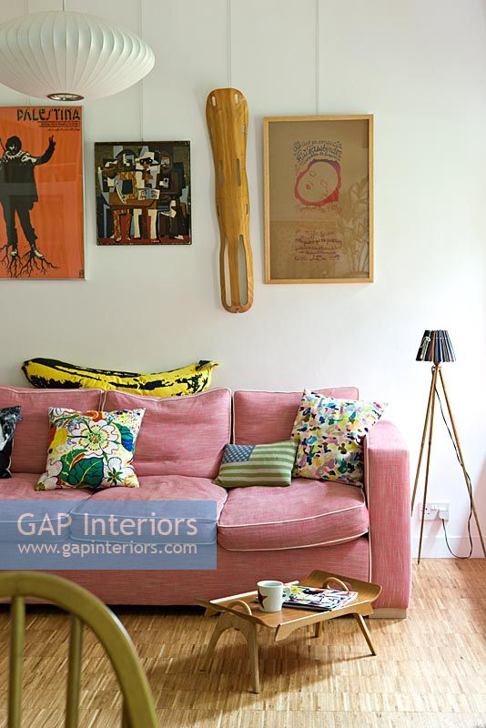 Canapé rose et illustrations colorées