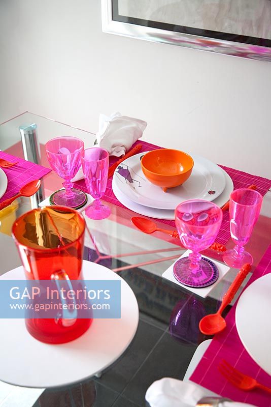 Portrait de verrerie colorée sur table à manger