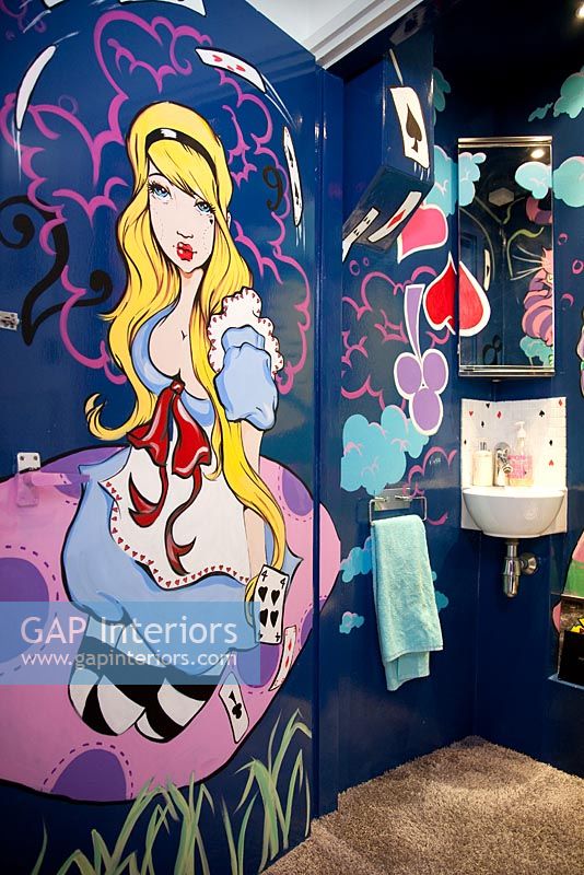 Peinture murale Alice au pays des merveilles dans la salle de bain pour enfants