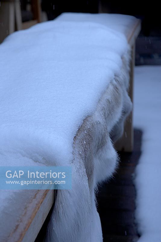 Housse de siège en fourrure couverte de neige, détail