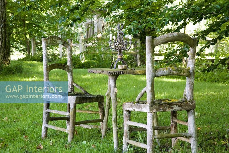 Table et chaises de jardin rustiques