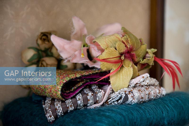 Collection de fleurs et foulards en tissu