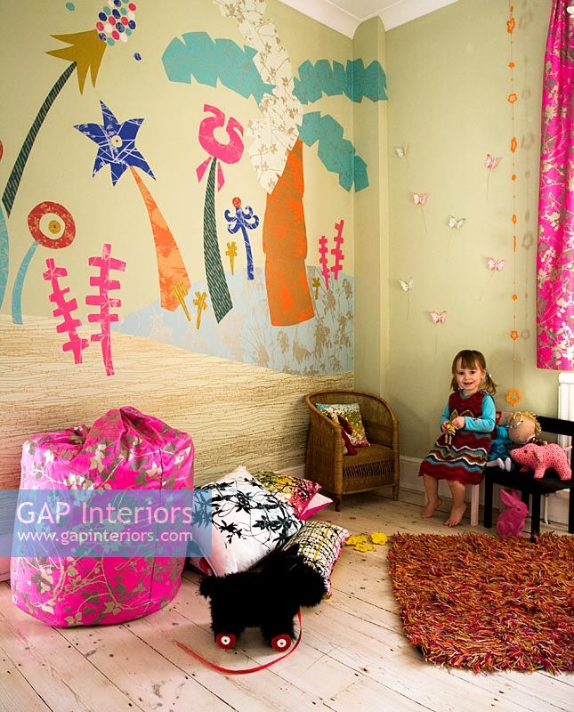 Chambre d'enfant moderne avec peinture murale