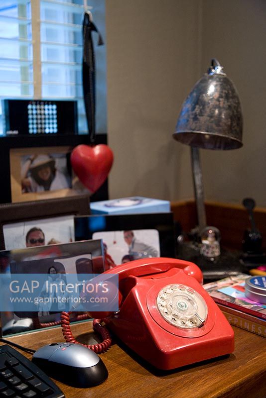 Téléphone vintage et lampe en métal sur le bureau
