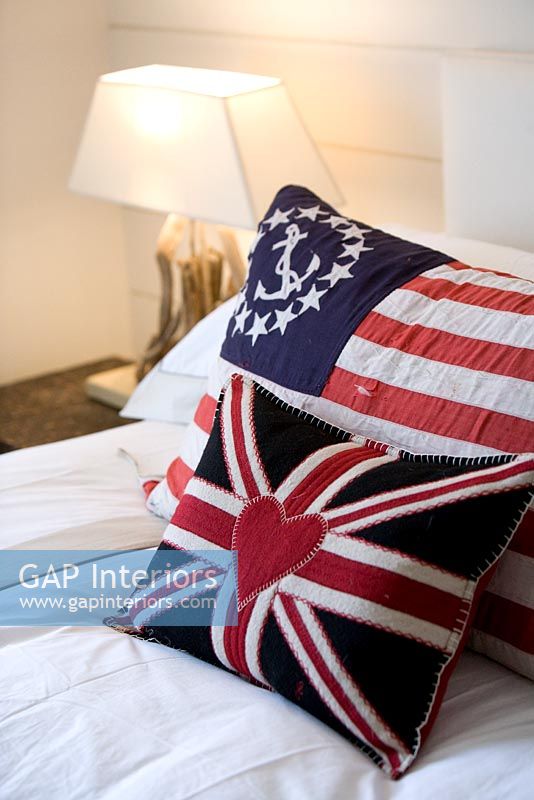 Coussins fabriqués à partir de vieux drapeaux sur le lit