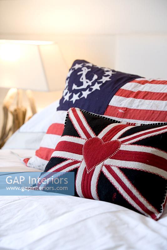 Coussins fabriqués à partir de vieux drapeaux sur le lit