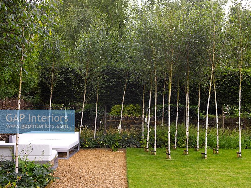 Mobilier de jardin blanc contemporain sur terrasse en gravier